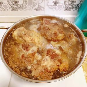 沙汤(河南早餐店的传统特色小吃)牛尾骨+鸡架=吊汤的做法 步骤3