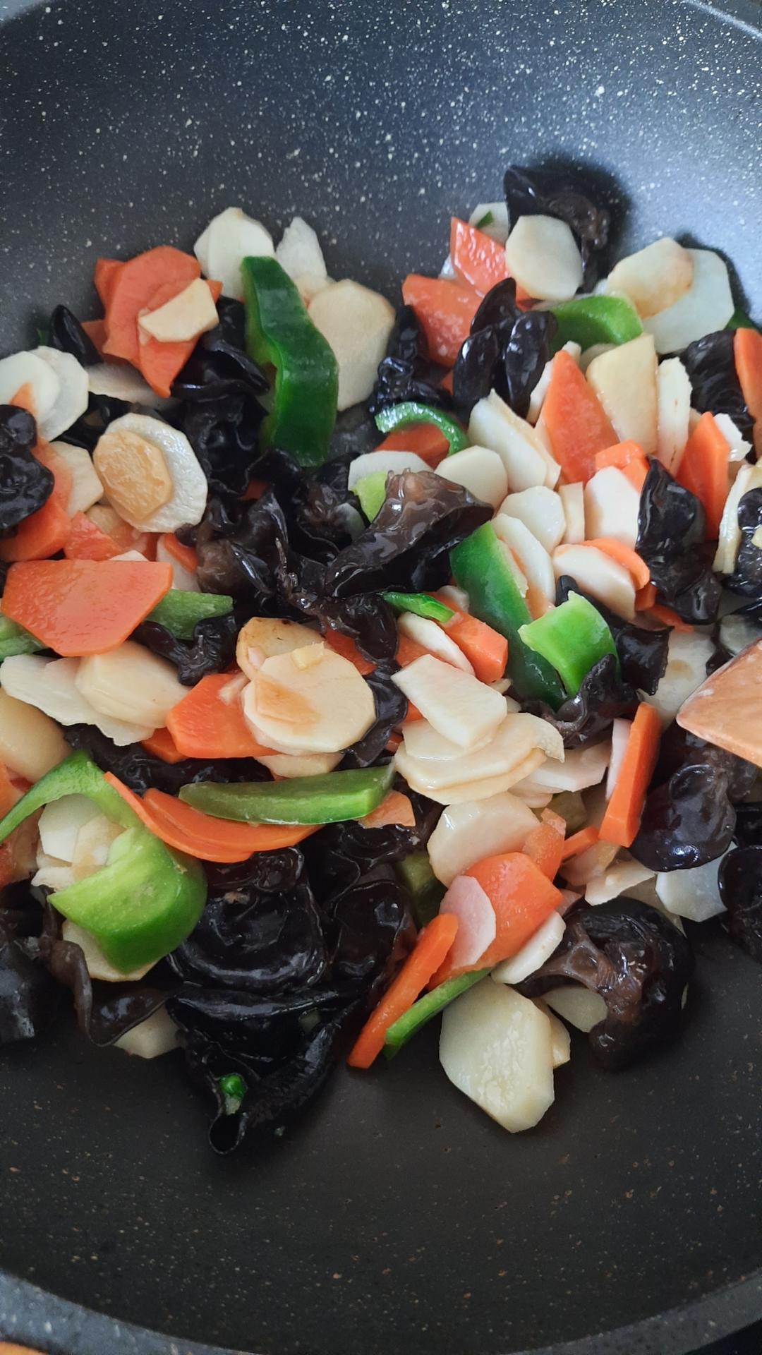 炒山药胡萝卜木耳青椒的做法