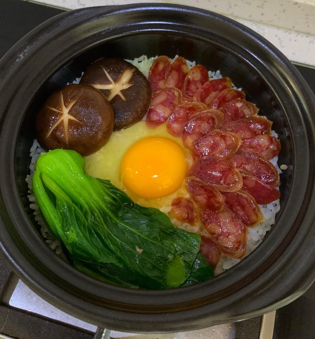 一连好几碗的杏鲍菇腊味煲仔饭