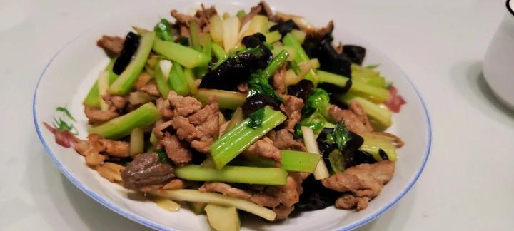 芹菜木耳炒肉