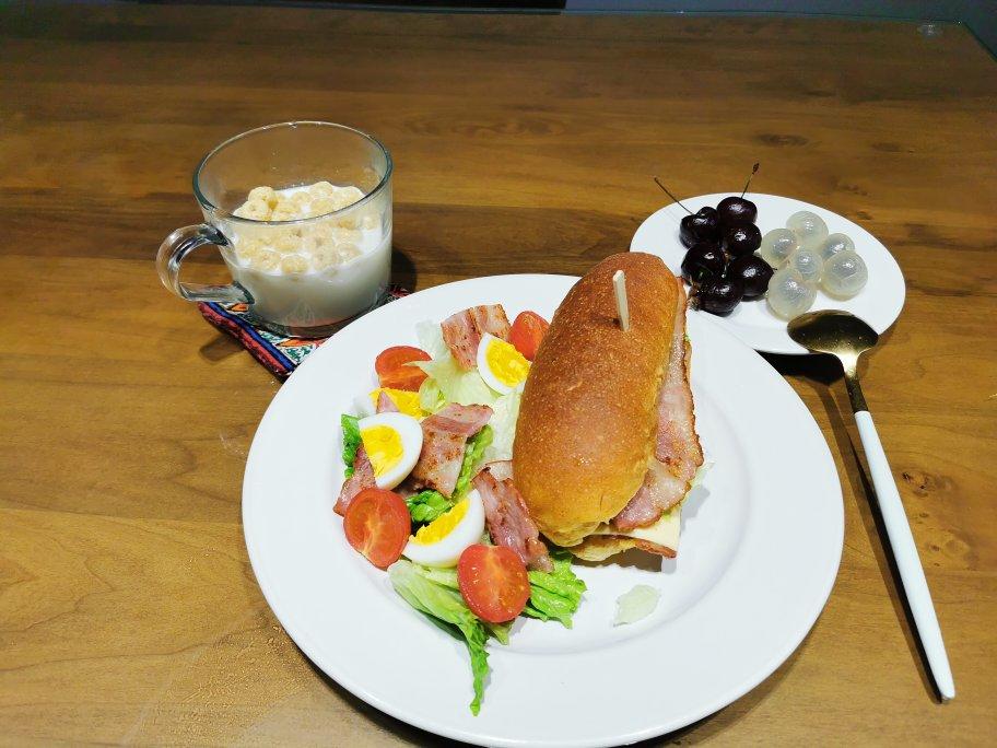 小胡萝卜热狗餐包