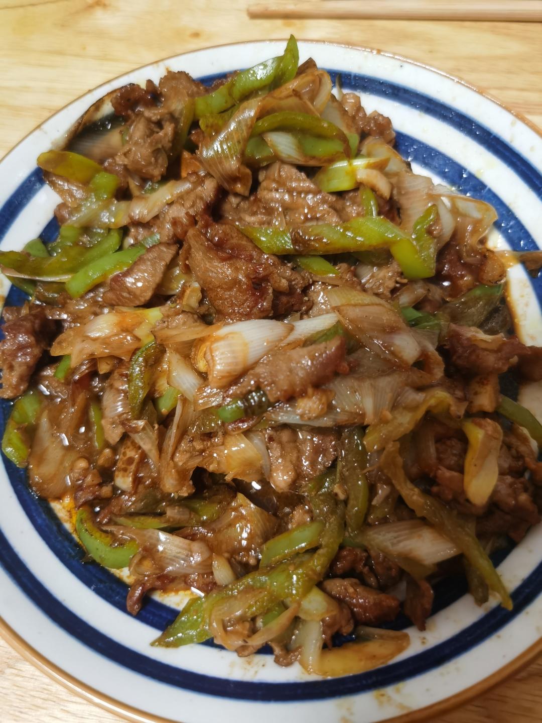 厨师长教你：“葱爆羊腿肉”的家常做法，葱香味浓，嫩而不膻