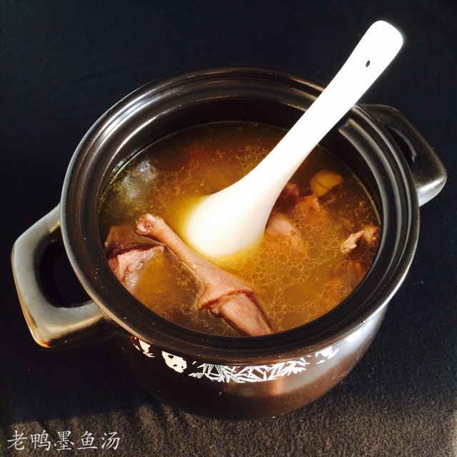 这是我最爱喝的汤之一～老鸭去皮洗净过热水(我只保留了两只鸭腿的皮)