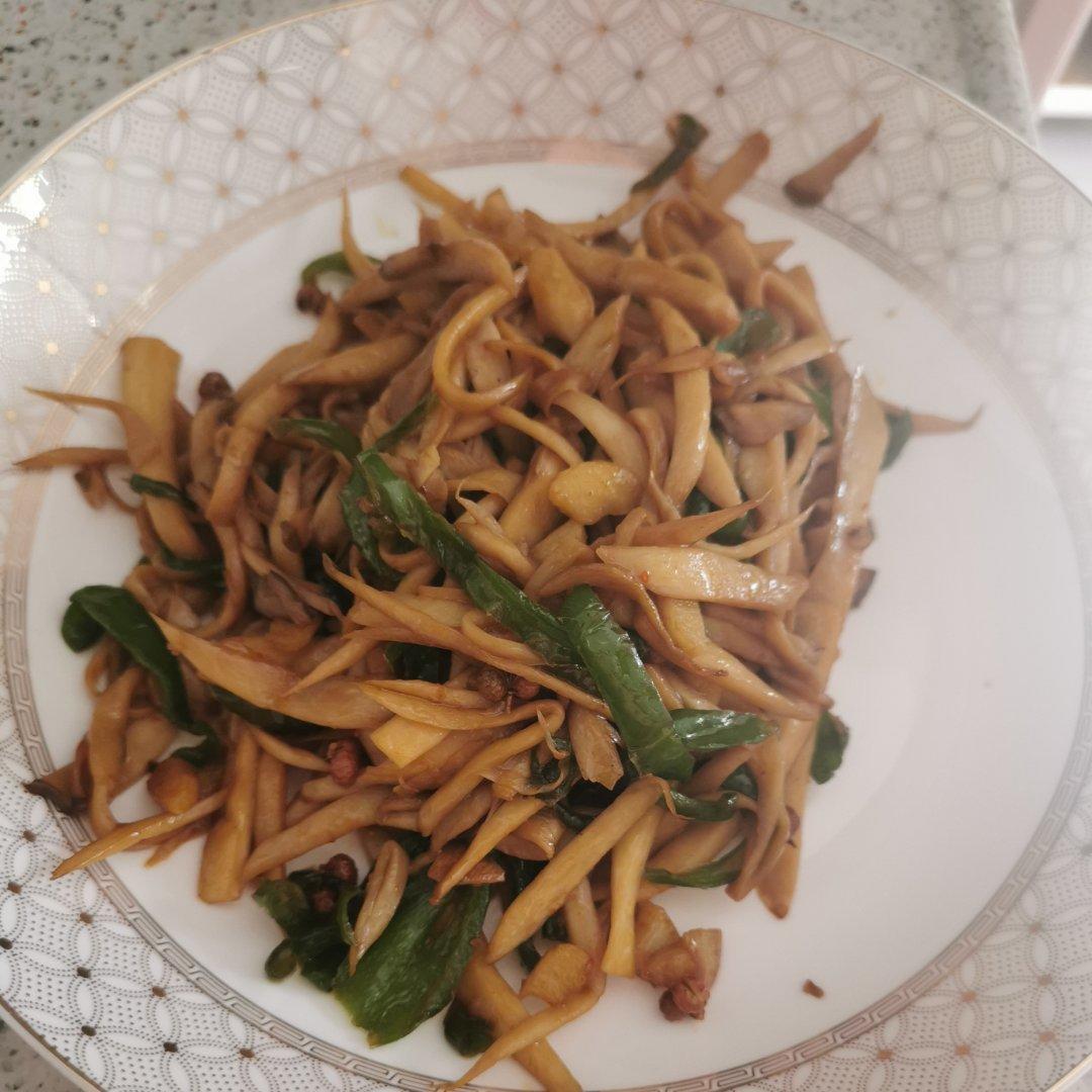 青红丝炒杏鲍菇～再来碗饭😄😄