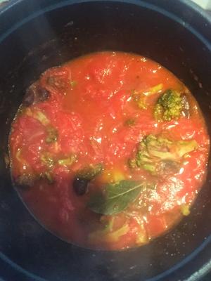 自创番茄酱煮意面（没有太多秘密的秘方酱）的做法 步骤1