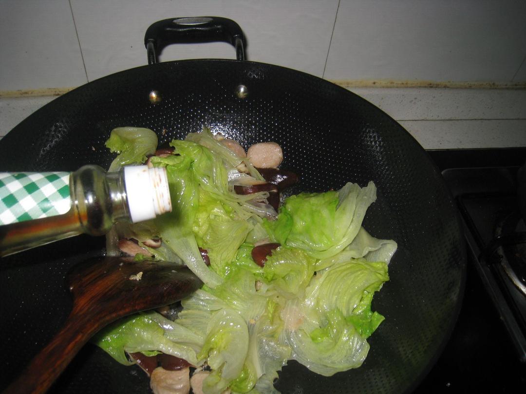 肉丸炒香菇西生菜的做法 步骤7