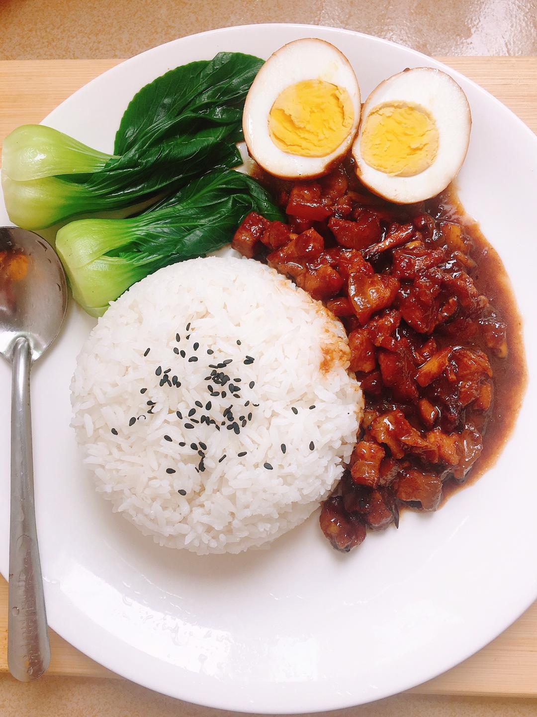 卤肉饭，绿叶菜烫熟，卤好的鸡蛋切开，盛上一碗热米饭，浇上软糯的卤肉，超级下饭的做法