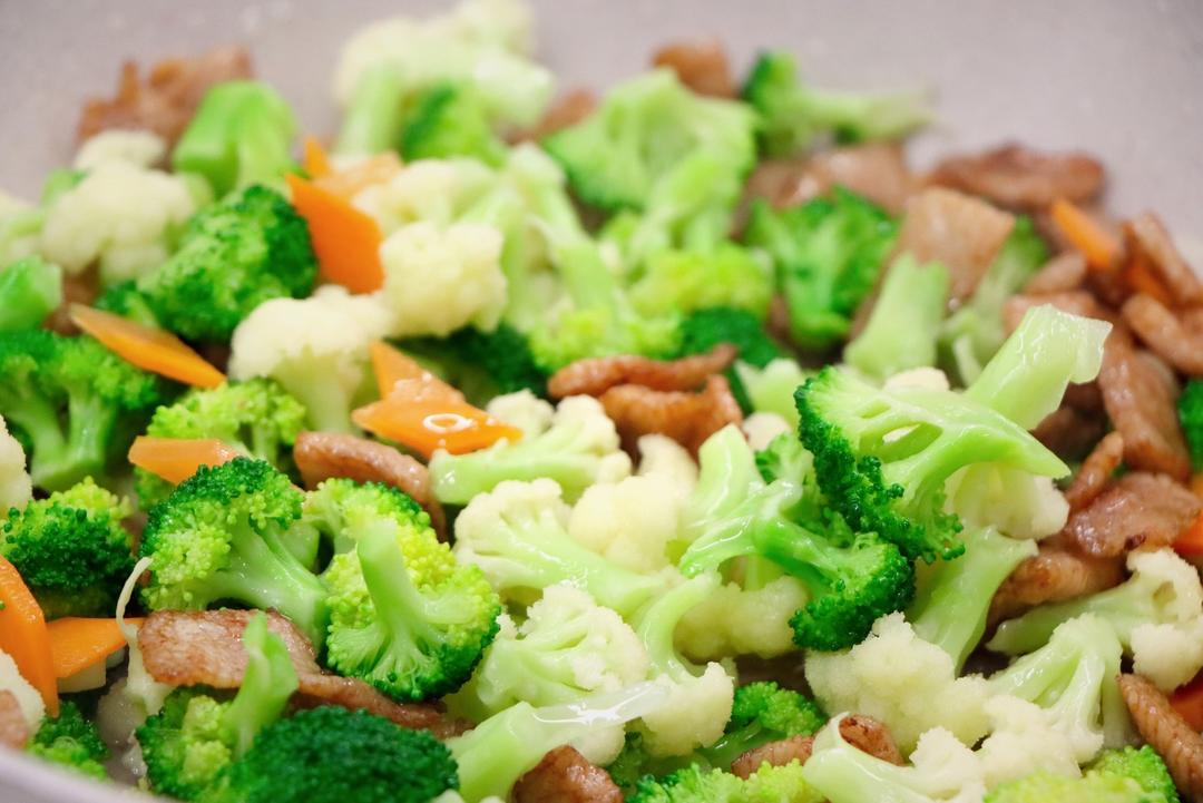 【肉片炒双花的做法步骤图，肉片炒双花怎么做好吃】小橡树厨房_下厨房