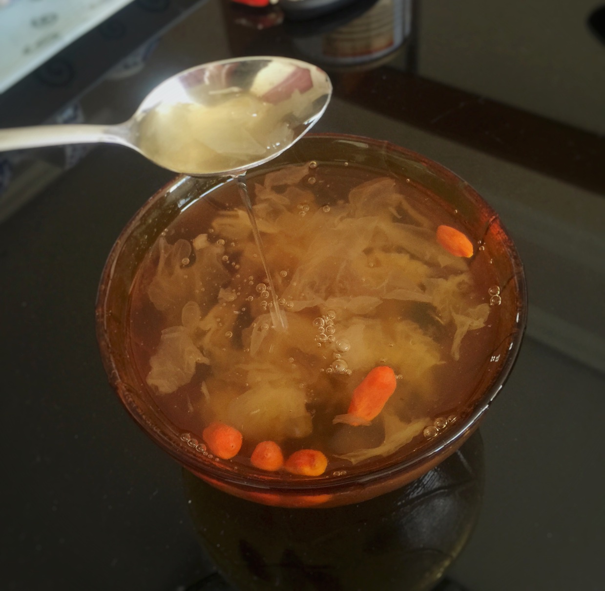 银耳雪莲子桃胶汤