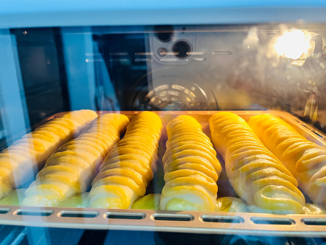 鲜奶油毛毛虫面包