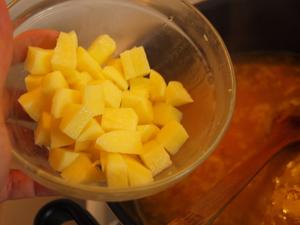 藏红花奶油芝士胡萝卜浓汤配大蒜培根橄榄油煎面包粒的做法 步骤3