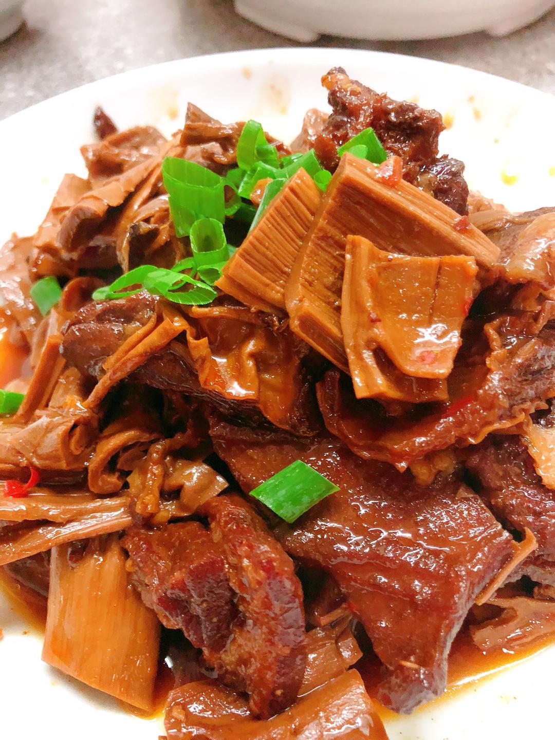 红烧牛肉（笋干版）的做法