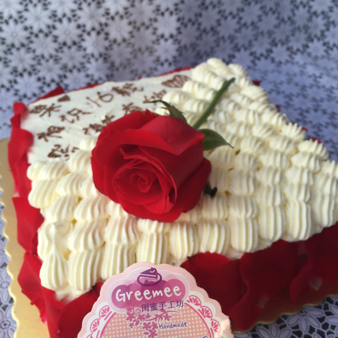 浪漫的玫瑰花瓣蛋糕