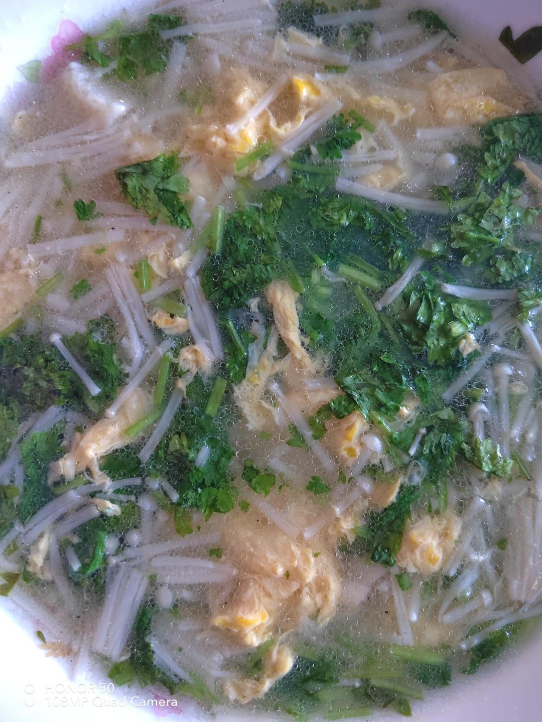 金针菇蛋汤，味道鲜美，可作为减肥餐