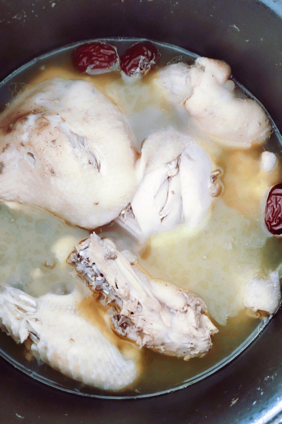 白萝卜木耳煲鸡汤