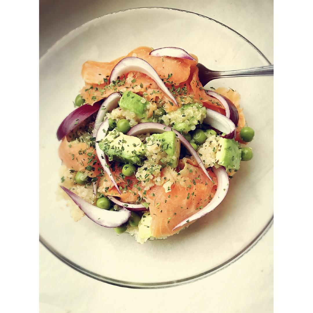 爆好吃的三文鱼牛油果藜麦沙拉