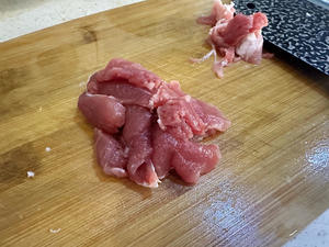 豌豆尖滑肉汤（川渝特色菜）的做法 步骤2