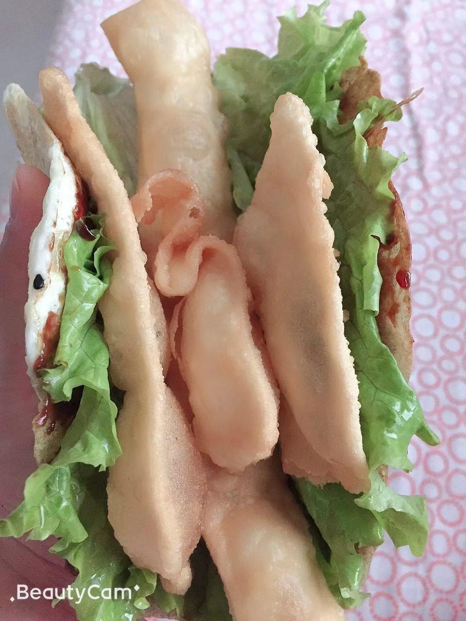 煎饼果子。面糊和薄脆
