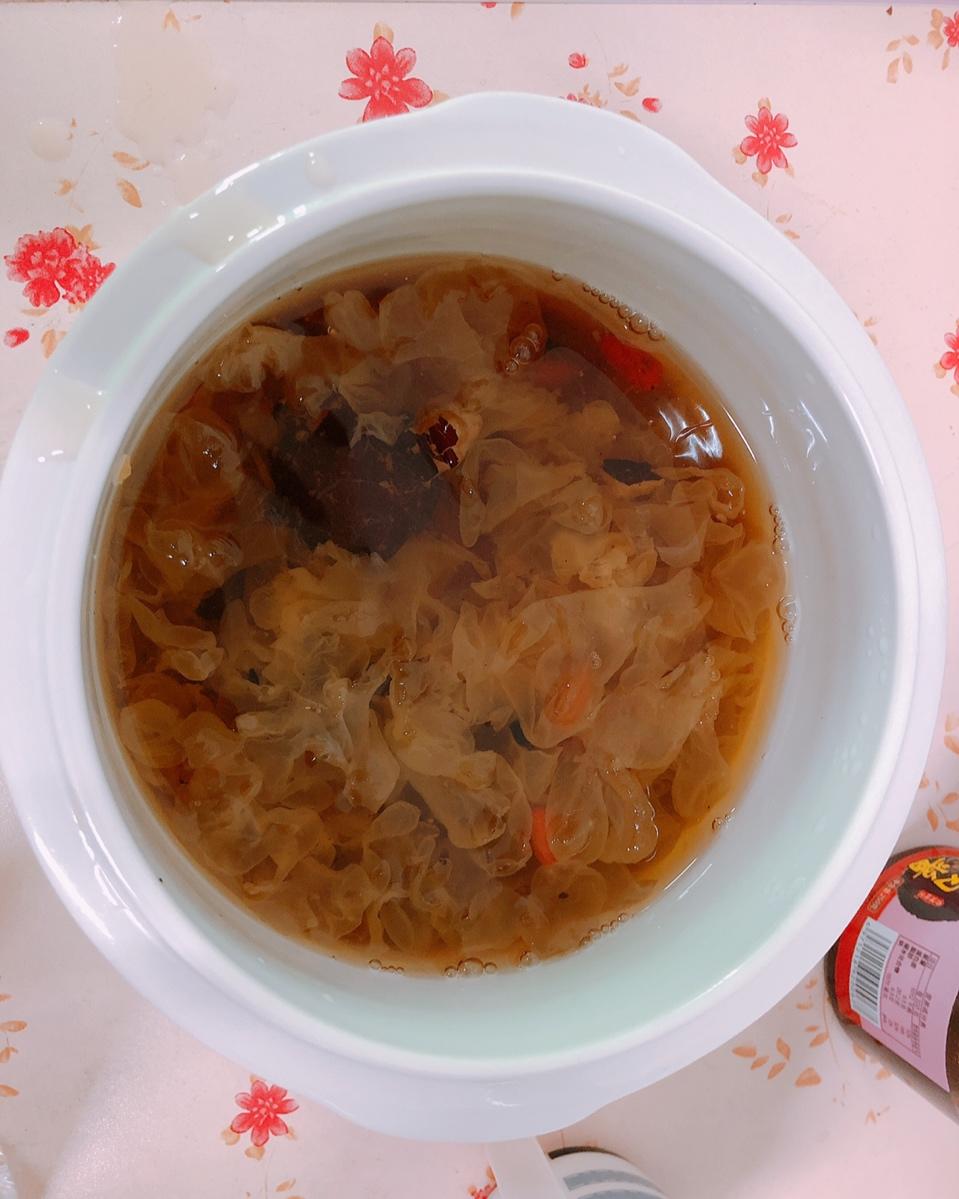 冰糖银耳红枣汤