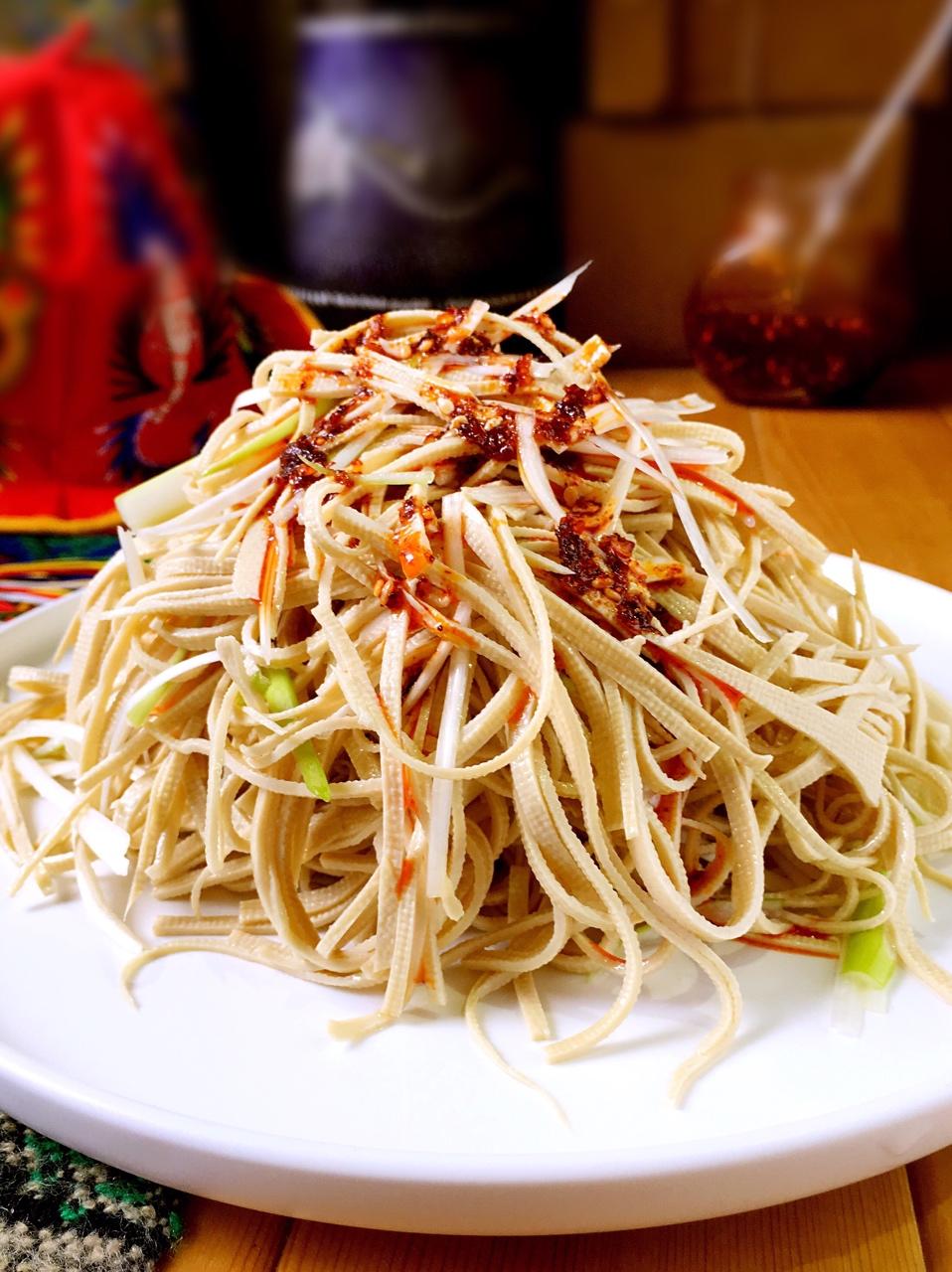 我很家常做的葱拌豆腐丝(有切葱丝视频)