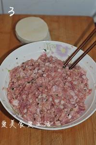 藕丁猪肉煎饺的做法 步骤3