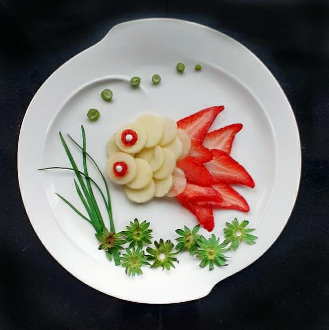 草莓香蕉水果拼盘富裕富鱼