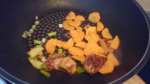 胡萝卜炒鸡腿肉的做法 步骤4