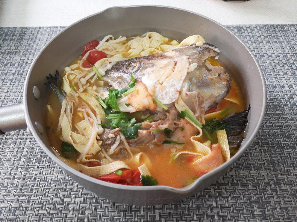 营养美味的番茄三文鱼头汤