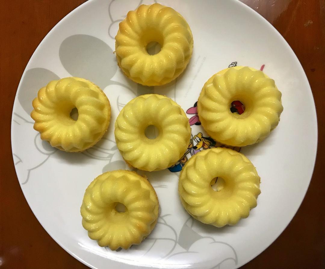 全蛋法打发原味海绵杯子蛋糕