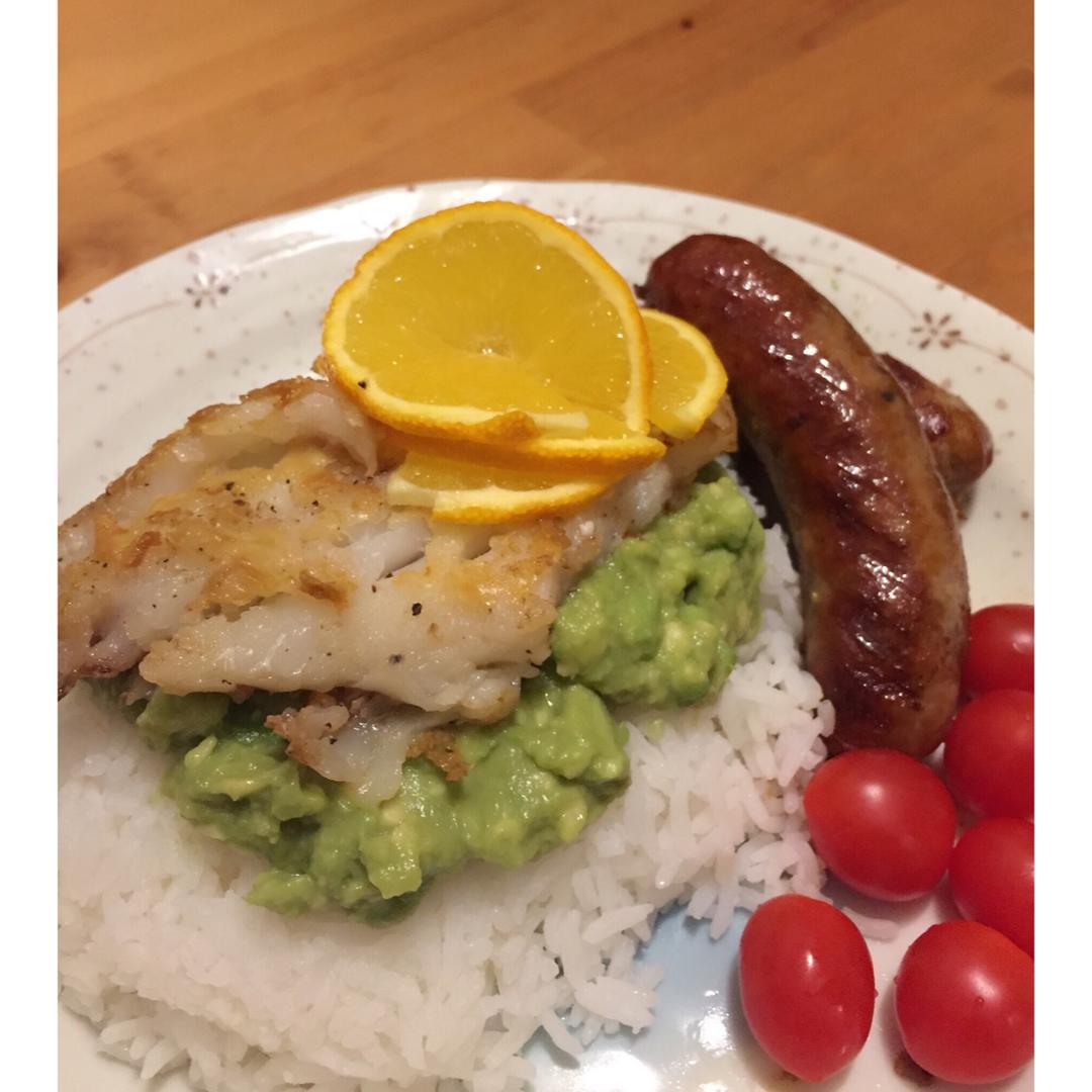 牛油果拌饭配香煎三文鱼