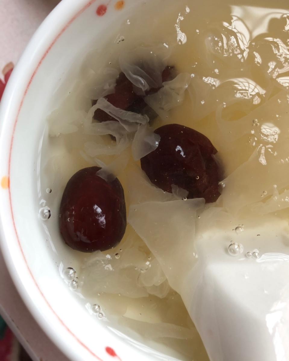 冰糖银耳红枣汤