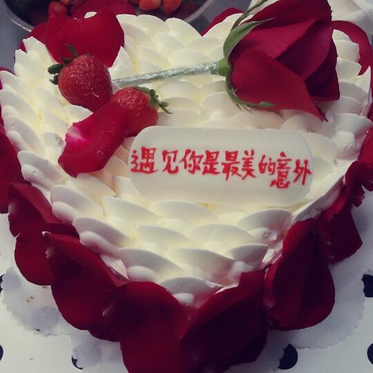玫瑰花心形奶油蛋糕