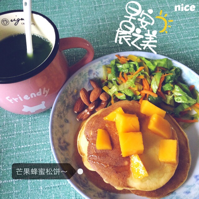 【酸奶松饼yogurt pancake】，搭上黑莓果酱和枫糖的美味。