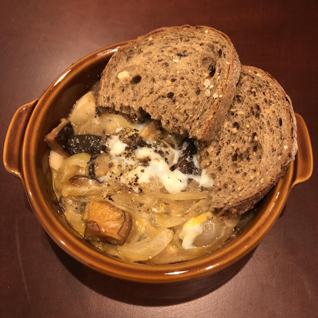 焦香洋葱口蘑蛋焗欧包【健康一锅端】