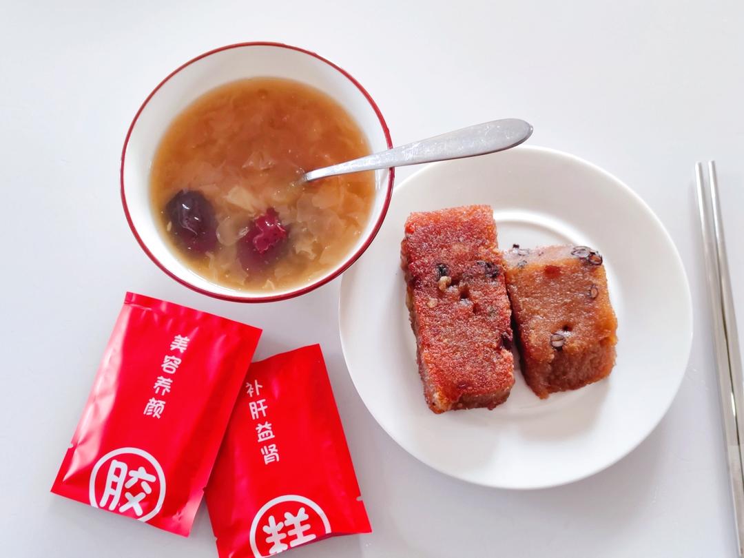 一碗浓稠的桃胶雪燕银耳羹