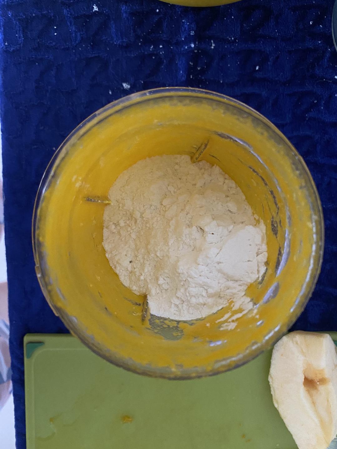 15克奶粉和30克面粉全部加入南瓜鸡蛋泥里