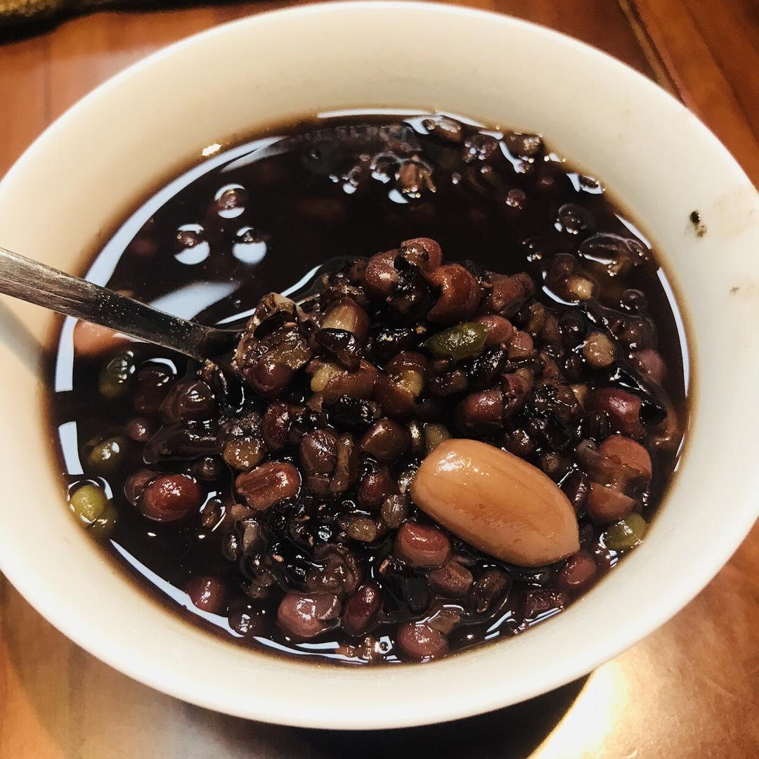 凝洛做的红豆黑米花生粥
