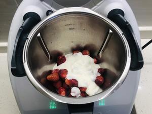 草莓酸奶奶昔（小美版）的做法 步骤3