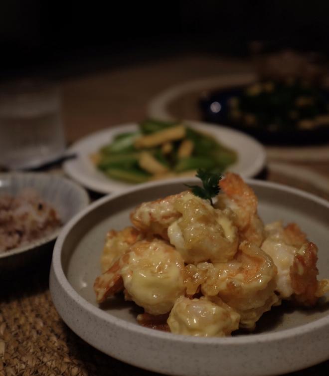 可进宴客常备菜的简单又大牌的芥味凤梨虾球的做法