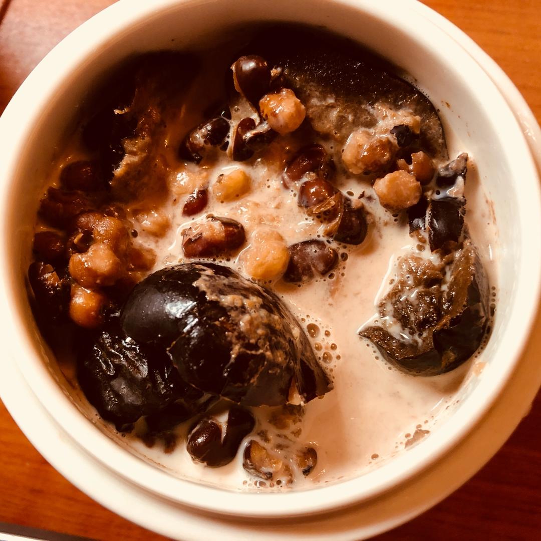 红枣红豆薏仁牛奶粥