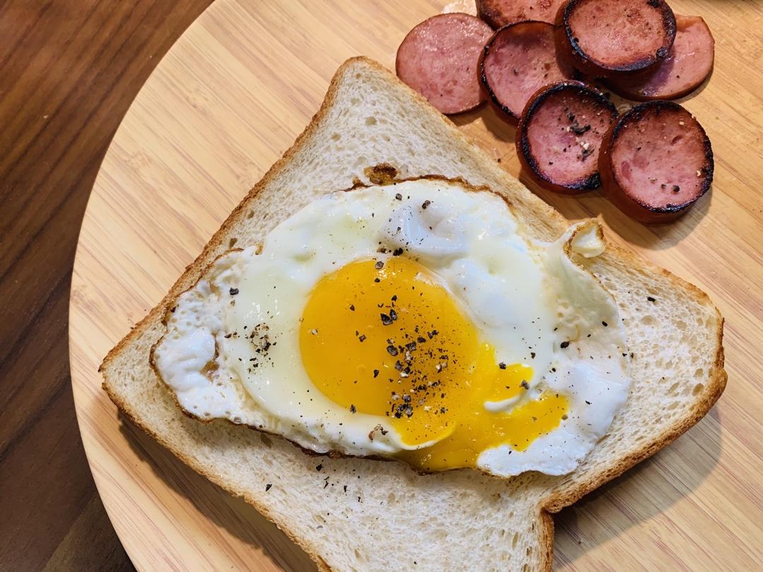 土司煎蛋 Egg-in-a-hole