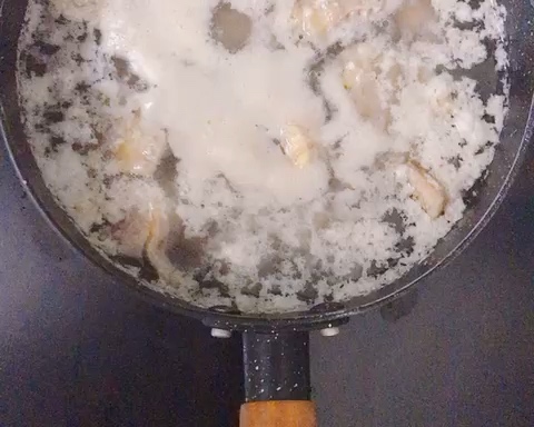 墨鱼蘑菇蚝干炖鸡汤（电饭锅版）的做法 步骤1