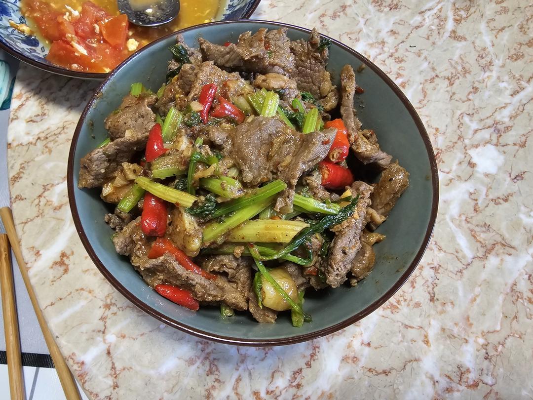 下饭神器又来了，试试这道芹菜炒牛肉！！