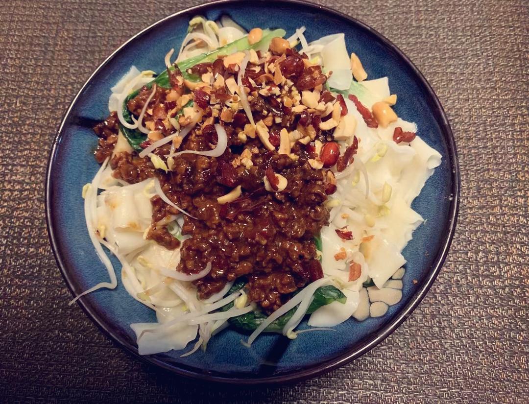 我发誓这将是你吃过最好吃的炸酱面，一口下去回味无穷！！！