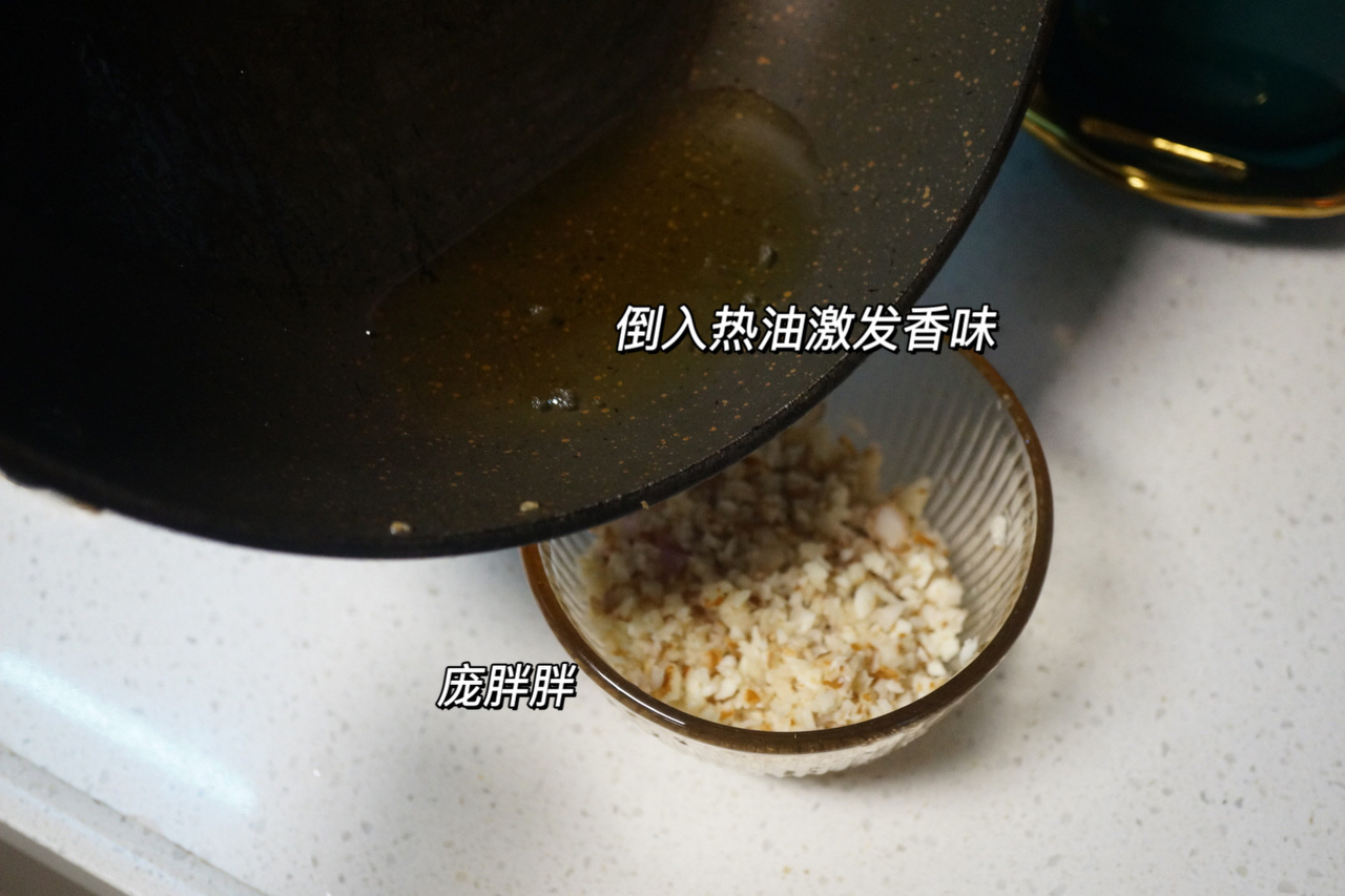 🔥广东经典粤菜 沙姜盐焗鸡煲 下饭🍚一流的做法 步骤4