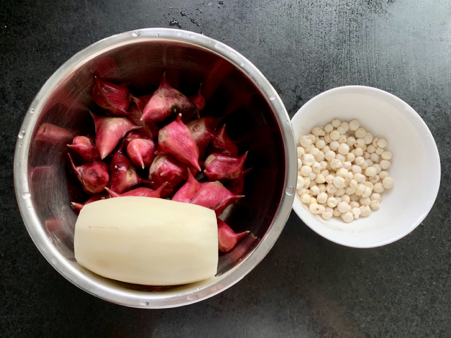秋季时鲜菜，红菱角炒鸡头米嫩藕的做法 步骤1