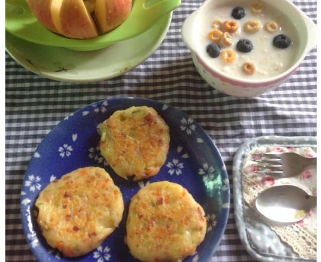 土豆培根饼＋牛奶＋水果的做法