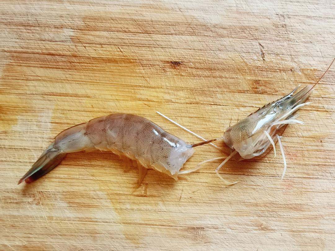 大虾剪掉虾腔去沙囊虾线,时间充裕可剪掉虾须和虾脚.