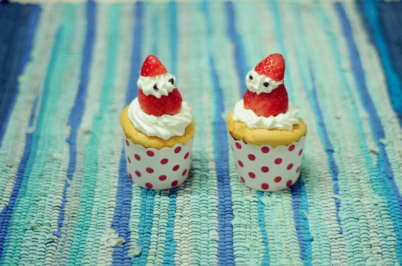 草莓圣诞老人杯子蛋糕