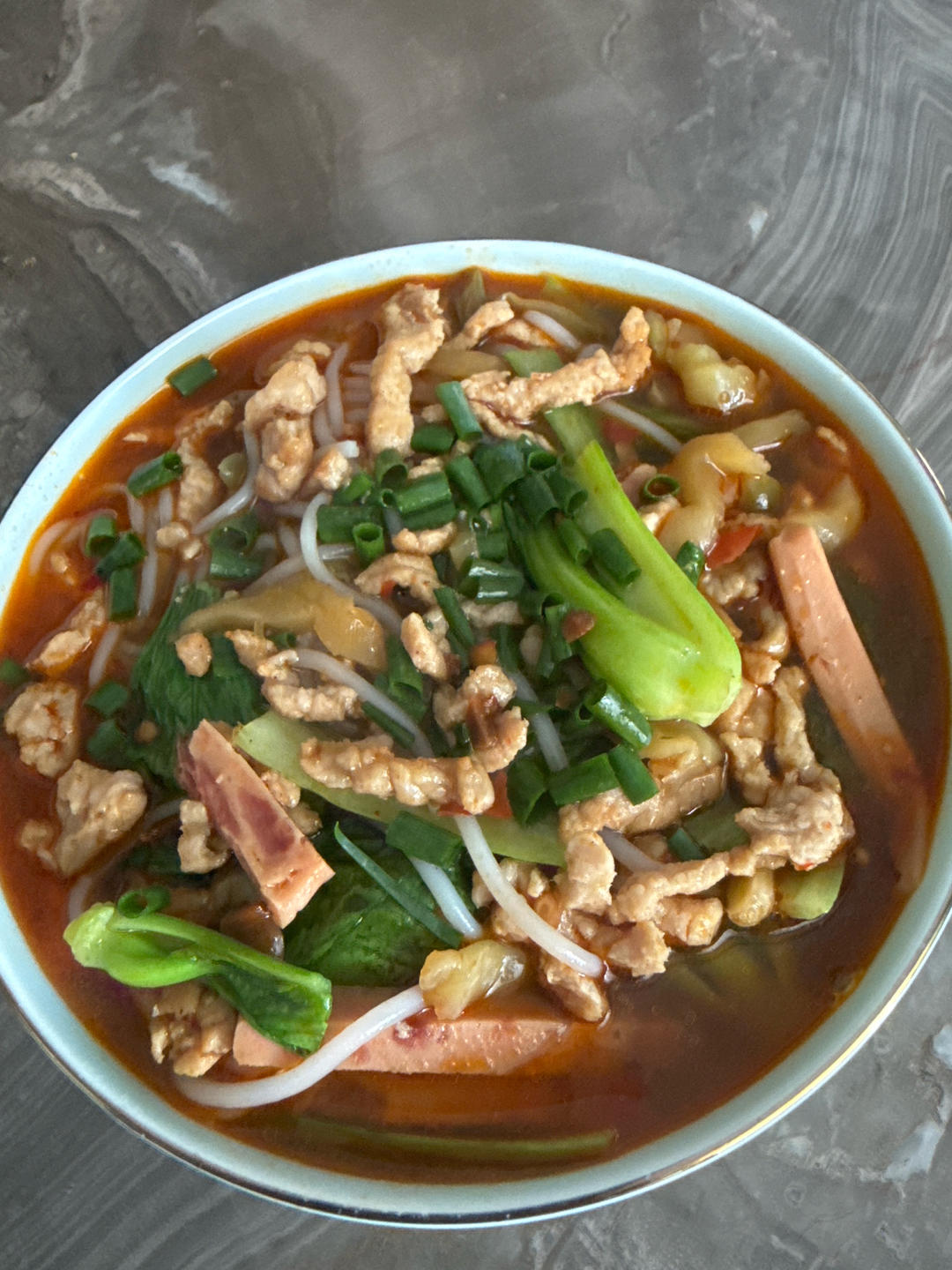 夏天来了，没胃口就来份香辣开胃榨菜肉丝粉